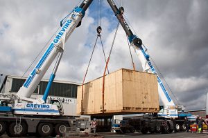 Schwergutverpackung auf dem Weg zum Verladung im Airbus