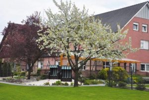 Ansicht Haus Terhörne aus dem Blickwinkel der Gartenanlagen.