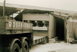 Anlieferung der ersten Durchlaufpresse im Jahre 1970. Der Anspruch des Unternehmens war es immer, technisch auf der Höhe der Zeit zu sein.