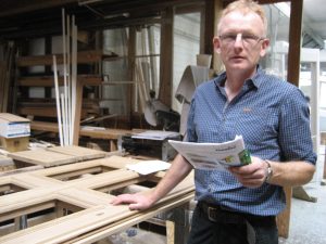 Ewald Thesing verfügt gleich über zwei Titel: Meister im Tischler-Handwerk und Meister im Zimmerer-Handwerk.