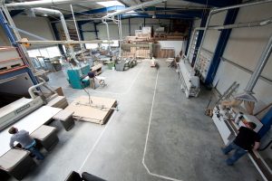 Blick in die helle und modern eingerichtete Halle, ein Funktionsgebäude mit allen technischen Einrichtungen.